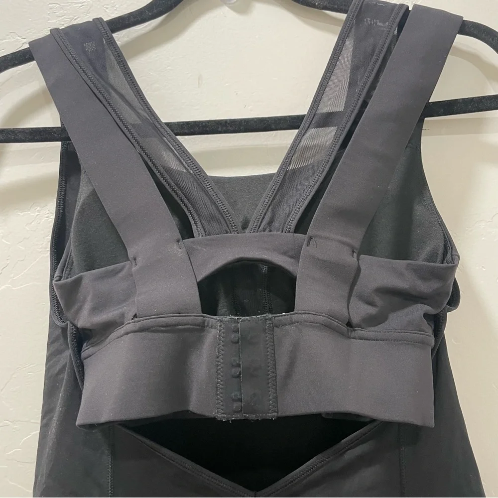 Lululemon Super Sport Tank Black Women's 6 V Neck Fitted Tank & Bra Activewear